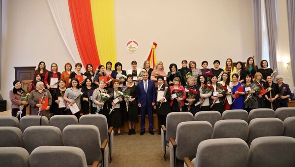 Анатолий Бибилов поздравил учителей с профессиональным праздником - Sputnik Южная Осетия