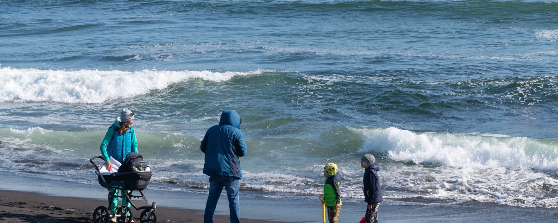 Семья отдыхает на Халактырском пляже Тихоокеанского побережья полуострова Камчатка - Sputnik Южная Осетия, 1920, 22.09.2022