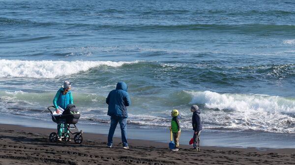 Семья отдыхает на Халактырском пляже Тихоокеанского побережья полуострова Камчатка - Sputnik Южная Осетия