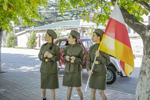 Мото-автозгъорд Стыр Фыдыбӕстон хӕсты раритетон техникӕимӕ ацыд Цхинвалы Мото-автозгъорд Стыр Фыдыбӕстон хӕсты раритетон техникӕимӕ ацыд Цхинвалы - Sputnik Хуссар Ирыстон