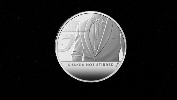 Британский монетный двор выпустил монету в честь Джеймса Бонда – видео - Sputnik Южная Осетия