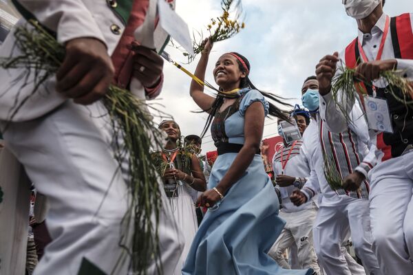 Люди в традиционных нарядах поют и танцуют во время празднования Ирричаа - праздника благодарения народа Оромо в Аддис-Абебе (Эфиопия).  - Sputnik Южная Осетия