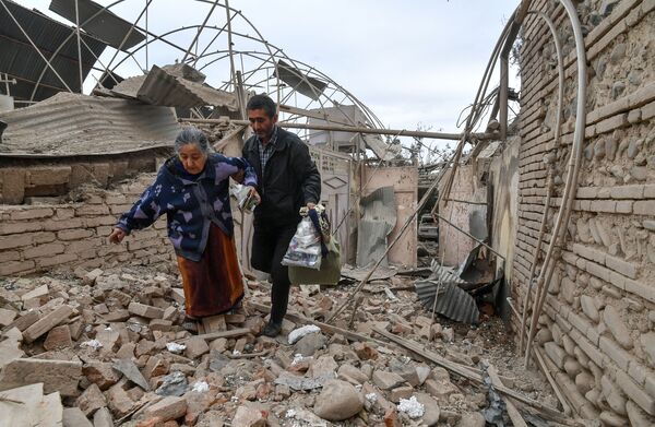 Жители дома, разрушенного в результате обстрела города Гянджа в Азербайджане - Sputnik Южная Осетия