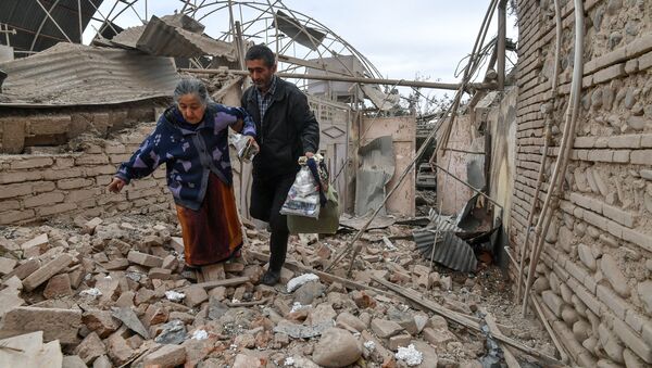 Жители дома, разрушенного в результате обстрела города Гянджа в Азербайджане - Sputnik Южная Осетия