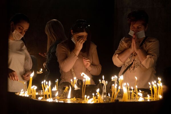 Верующие на общенациональной молитве в соборе Святого Григория Просветителя в Ереване. - Sputnik Южная Осетия