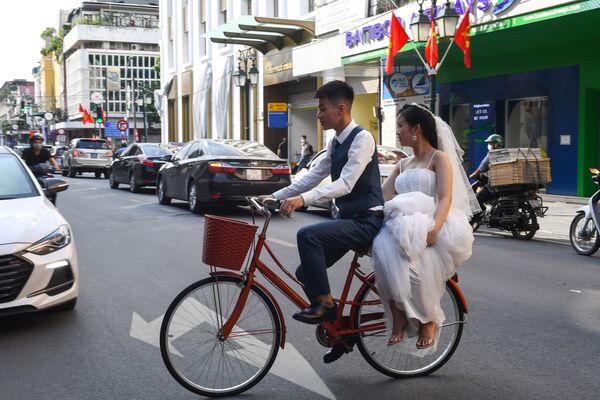 Жених везет свою невесту на велосипеде в Ханое (Вьетнам). - Sputnik Южная Осетия