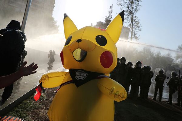 Протестующий в костюме Пикачу на антиправительственном митинге в Сантьяго (Чили). - Sputnik Южная Осетия