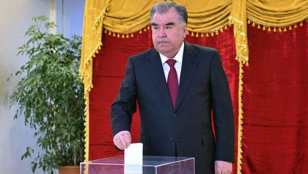 Президент Таджикистана Эмомали Рахмон голосует на выборах - Sputnik Южная Осетия