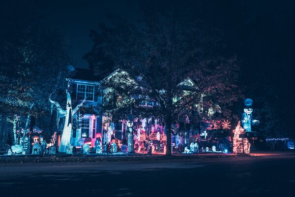 Дом в световых декорациях к Хэллоуину в пригороде Нью-Йорка - Sputnik Южная Осетия