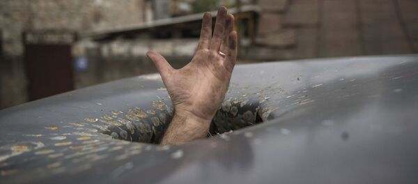 Пробоина в крыше автомобиля, появившаяся в результате обстрелов Степанакерта в Нагорном Карабахе Пробоина в крыше автомобиля, появившаяся в результате обстрелов Степанакерта в Нагорном Карабахе - Sputnik Южная Осетия