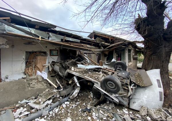 Дом в Степанакерте, разрушенный в результате обстрелов - Sputnik Южная Осетия