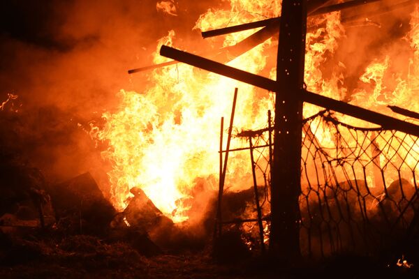 Загоревшийся хлев в частном доме в Степанакерте в результате удара вооружённых сил Азербайджана - Sputnik Южная Осетия