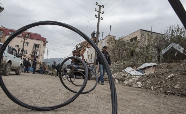 Восстановление электрических сетей, поврежденных в результате обстрелов Степанакерта в Нагорном Карабахе - Sputnik Южная Осетия