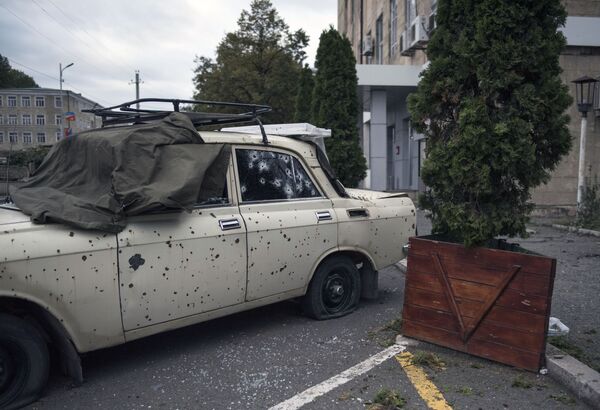 Легковой автомобиль, пострадавший в результате обстрелов Степанакерта в Нагорном Карабахе - Sputnik Южная Осетия