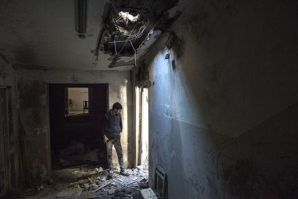 Местный житель в разрушенном доме в городе Шуши. Город Шуши в Карабахе подвергся ударам - Sputnik Южная Осетия