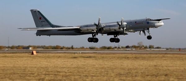 Нештатные ситуации и дозаправка в воздухе: экипажи Ту-160 и Ту-95МС провели контрольные полеты Нештатные ситуации и дозаправка в воздухе: экипажи Ту-160 и Ту-95МС провели контрольные полеты - Sputnik Южная Осетия