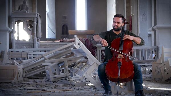 Бельгийский музыкант армянского происхождения сыграл на виолончели в разрушенном соборе в Шуши - Sputnik Южная Осетия