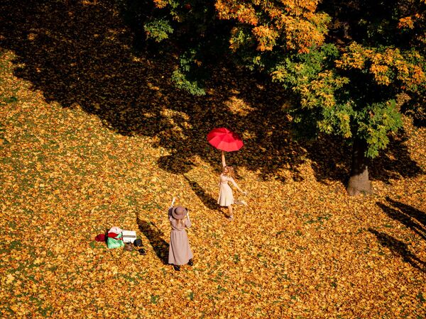 Девушки фотографируются в парке Царицыно, Москва - Sputnik Южная Осетия