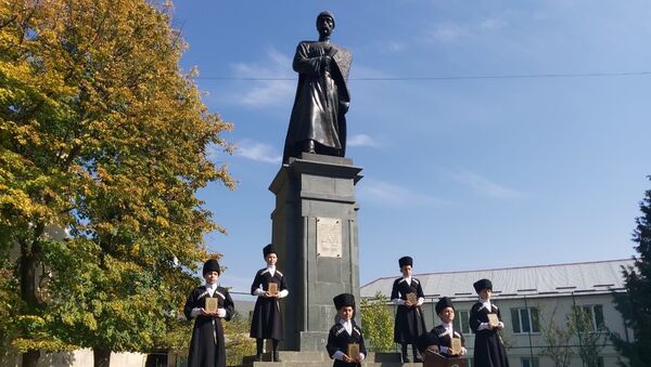 Возложение цветов к памятнику Коста Хетагурову в Цхинвале - Sputnik Южная Осетия