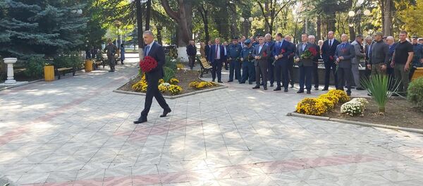 Возложение цветов к памятнику Коста Хетагурову в Цхинвале Возложение цветов к памятнику Коста Хетагурову в Цхинвале - Sputnik Южная Осетия