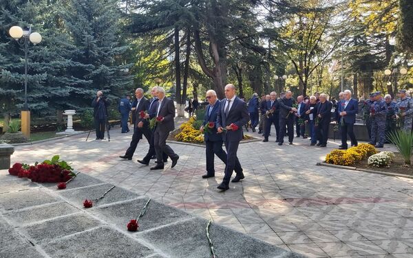 Возложение цветов к памятнику Коста Хетагурову в Цхинвале - Sputnik Южная Осетия