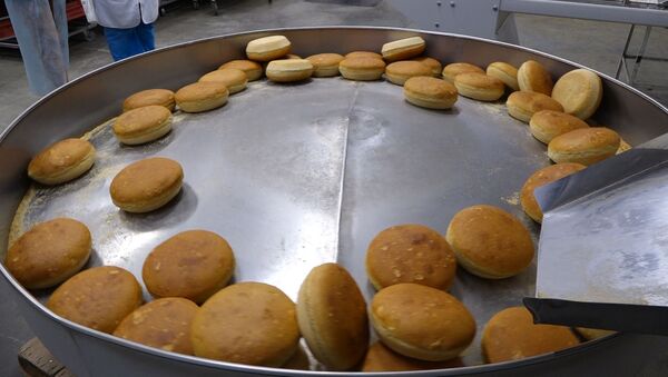 Как у Цхинвальской пекарни получается такой вкусный хлеб - видео - Sputnik Южная Осетия