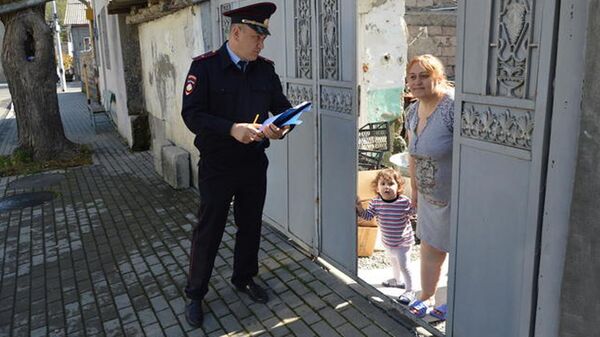 Участковые в Цхинвале навещают горожан, чтобы лучше их знать и эффективнее работать - Sputnik Южная Осетия