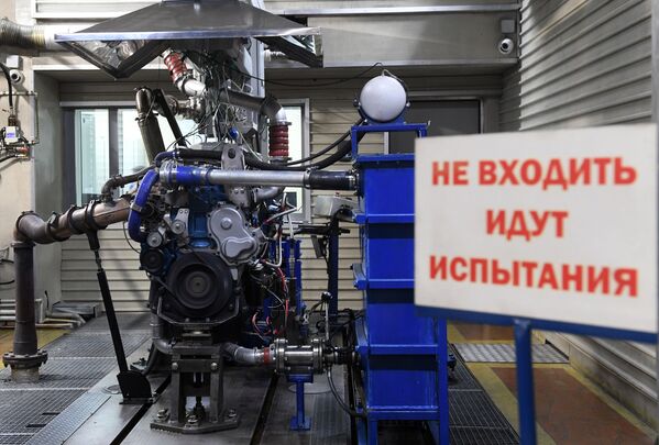 Испытательный стенд двигателя  в производственном цеех спортивного центра команды КАМАЗ-мастер в Набережных Челнах - Sputnik Южная Осетия