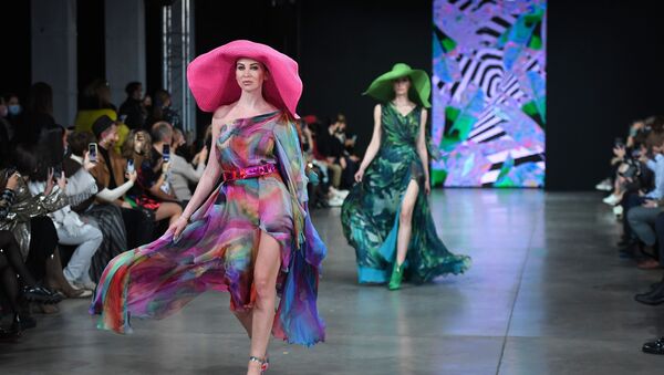 Модели демонстрируют одежду из коллекции Julia Dalakian в рамках Недели моды Mercedes Benz Fashion Week Russia - Sputnik Южная Осетия