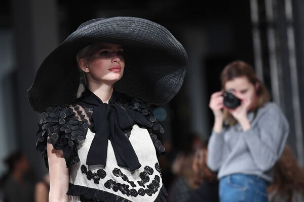Модель демонстрирует одежду из коллекции Julia Dalakian в рамках Недели моды Mercedes Benz Fashion Week - Sputnik Южная Осетия