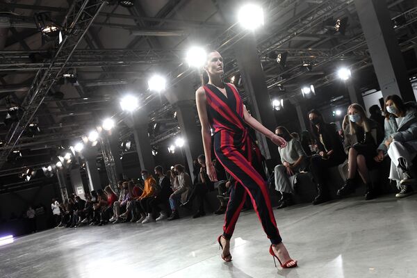 Модель демонстрирует одежду из коллекции Julia Dalakian в рамках Недели моды Mercedes Benz Fashion Week Russia - Sputnik Южная Осетия