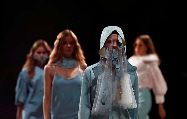 Модели демонстрируют одежду из коллекции бренда o5o в рамках Недели моды Mercedes Benz Fashion Week Russia - Sputnik Южная Осетия