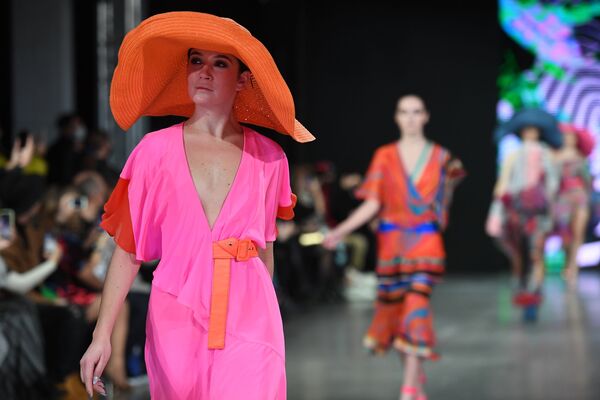 Модели демонстрируют одежду из коллекции Julia Dalakian в рамках Недели моды Mercedes Benz Fashion Week Russia  - Sputnik Южная Осетия