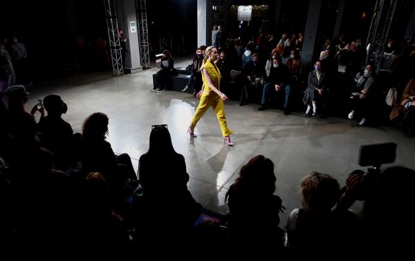 Модели демонстрируют одежду из коллекции Julia Dalakian в рамках Недели моды Mercedes Benz Fashion Week Russia  - Sputnik Южная Осетия