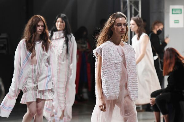 Модели демонстрируют одежду из коллекции бренда o5o в рамках Недели моды Mercedes Benz Fashion Week Russia - Sputnik Южная Осетия