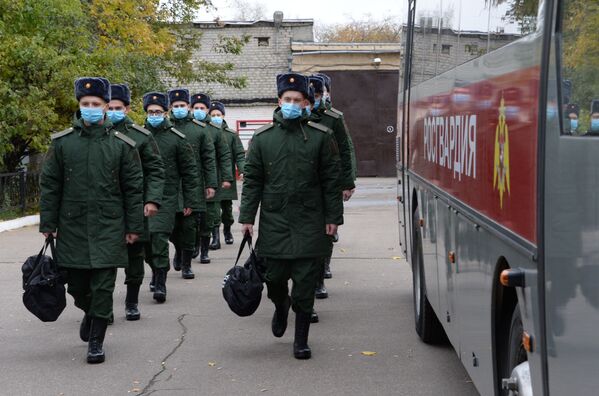 Призывники в московском городском сборном пункте перед отправкой к месту прохождения службы - Sputnik Южная Осетия