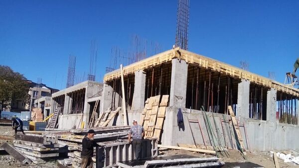 Строительство многоквартирного дома в поселке Знаур - Sputnik Южная Осетия