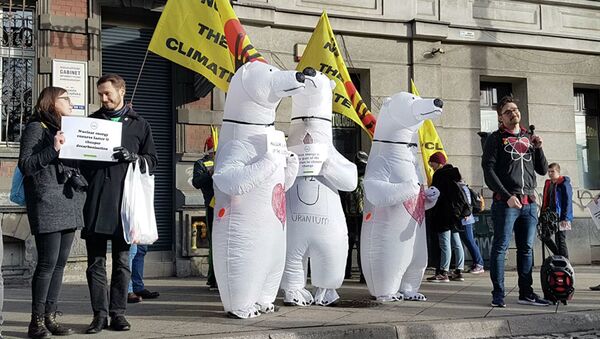 Активисты в костюмах белых медведей, выступающие за использование ядерной энергии взамен ископаемых видов топлива, во время климатического марша в Катовице, Польша - Sputnik Южная Осетия