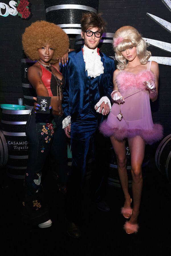 Модель Кендалл Дженнер в образе фембота из фильма «Остин Пауэрс» на Хэллоуин-вечеринке в Лас-Вегасе, США - Sputnik Южная Осетия