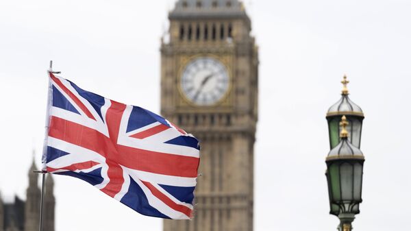 Флаг Великобритании на фоне Вестминстерского дворца в Лондоне - Sputnik Южная Осетия