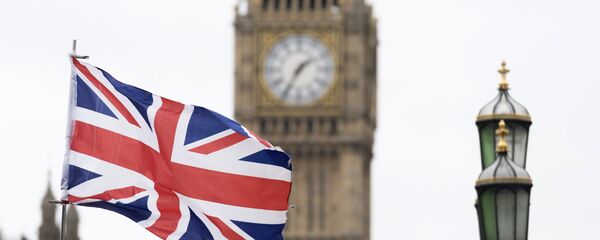 Флаг Великобритании на фоне Вестминстерского дворца в Лондоне Флаг Великобритании на фоне Вестминстерского дворца в Лондоне - Sputnik Южная Осетия