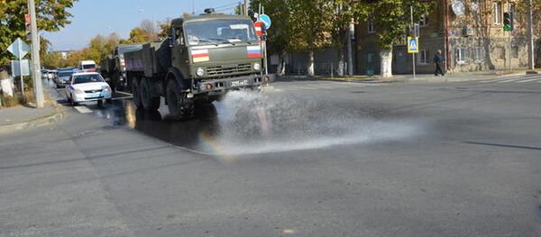 Российские военнослужащие в сопровождении экипажей УГИБДД приступили к дезинфекции улиц столицы - Sputnik Южная Осетия