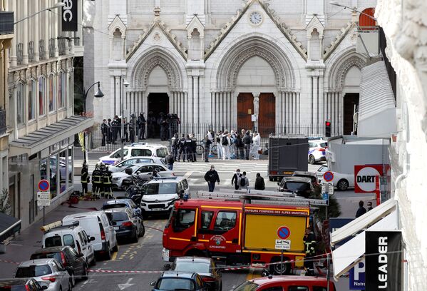 Ситуация возле собора Нотр-Дам в Ницце, где произошло нападение на людей, Франция - Sputnik Южная Осетия
