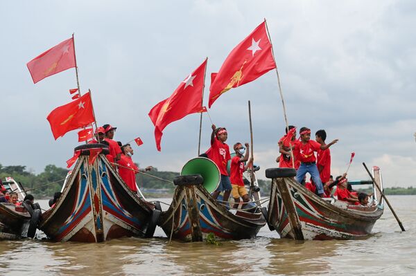 Сторонники партии НЛД катаются на лодках по реке Янгон,  Мьянма - Sputnik Южная Осетия