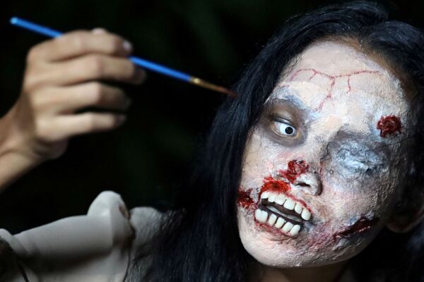 Канитта Тонгнак во время нанесения грима к Хэллоуину, Бангкок   - Sputnik Южная Осетия