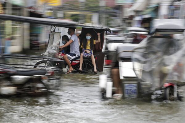 Затопленная в результате тайфуна Молаве дорога на Филиппинах  - Sputnik Южная Осетия