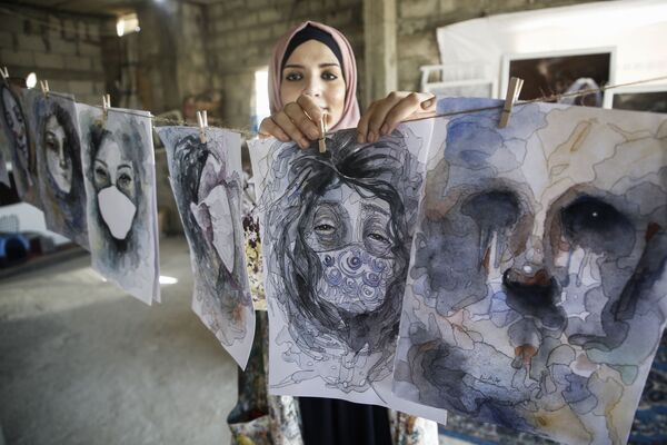 Палестинская художница Хулуд аль-Десуки со своими работами в Хан-Юнисе - Sputnik Южная Осетия