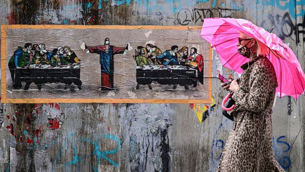 Женщина в леопардовой защитной маске на фоне граффити итальянского художника TvBoy в Милане, Италия - Sputnik Южная Осетия