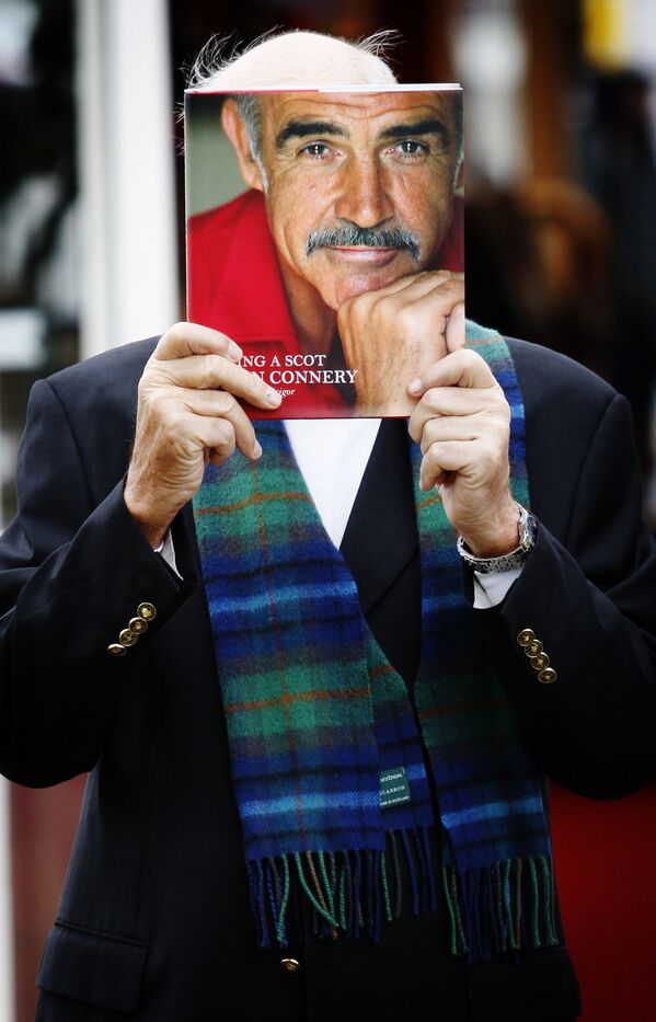 Шотландский актер Сэр Шон Коннери держит свою книгу Быть шотландцем. 2008 год - Sputnik Южная Осетия