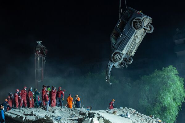Вытаскивание поврежденного автомобиля после землетрясения в Измире  - Sputnik Южная Осетия